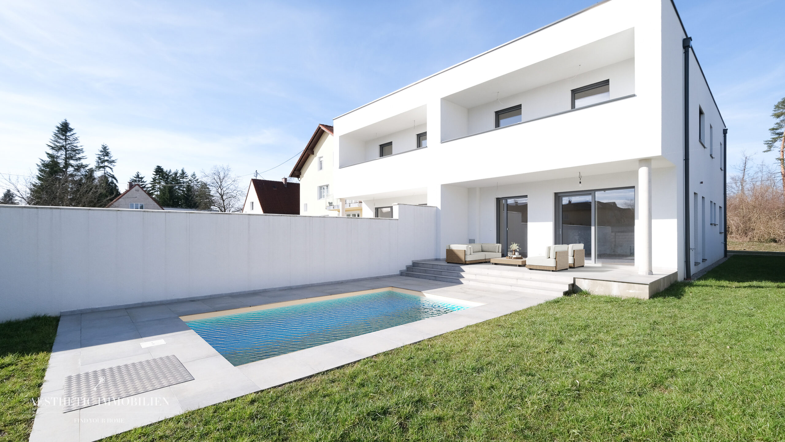 PASCHING – Modernes Doppelhaus mit Pool am Rande des Erholungswaldes